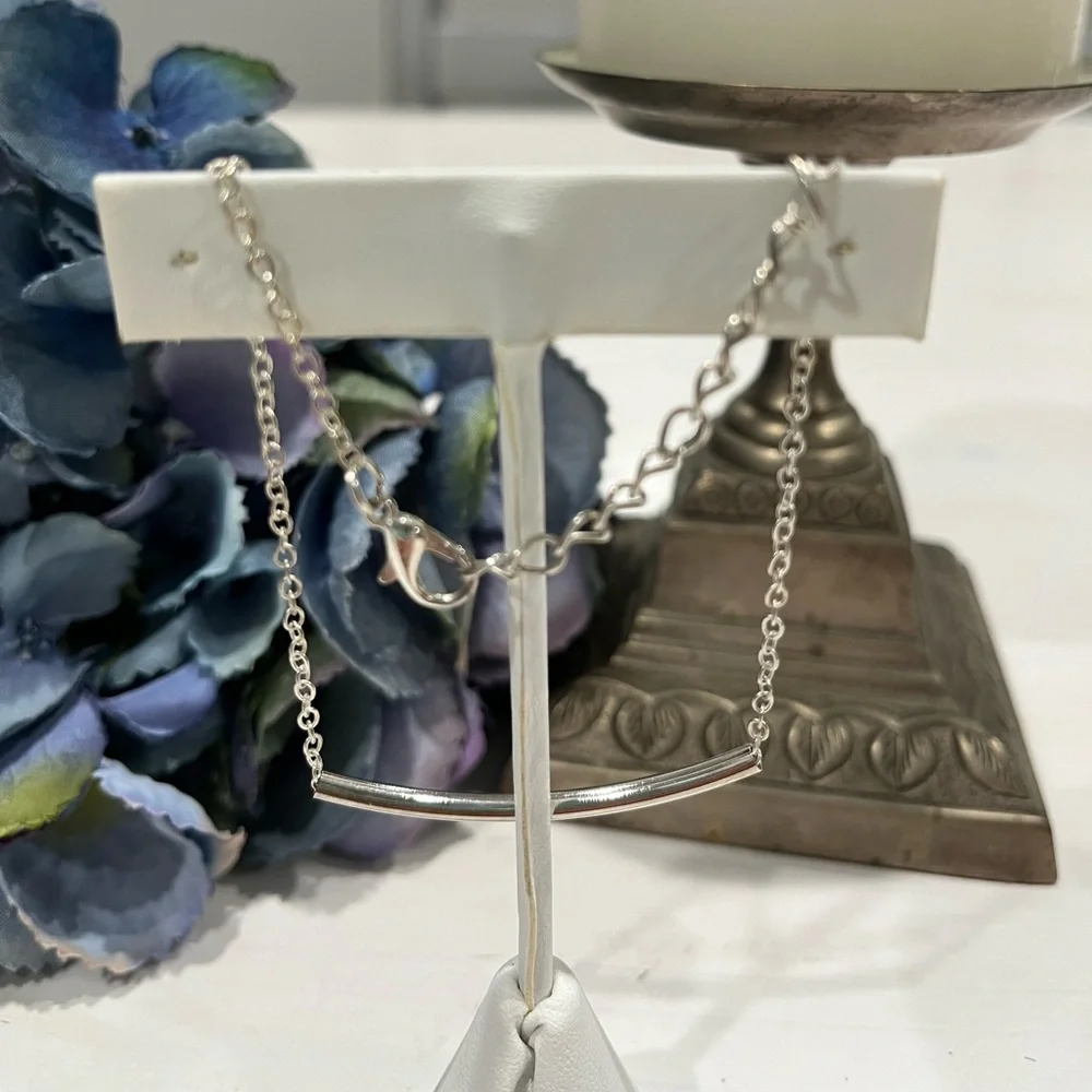 Silver tone short chain / choker adjustable necklace with barrel pendant‎